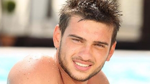 Dorian Popa s-a "batut" cu fotografii ca sa poata sa le faca poze colegelor din La La Band! Vezi imaginile de pe "campul de lupta"