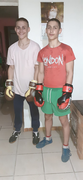 Giuliano Stroe împlinește în curând 17 ani și este un adolescent pasionat de box, la fel ca fratele lui, Claudio