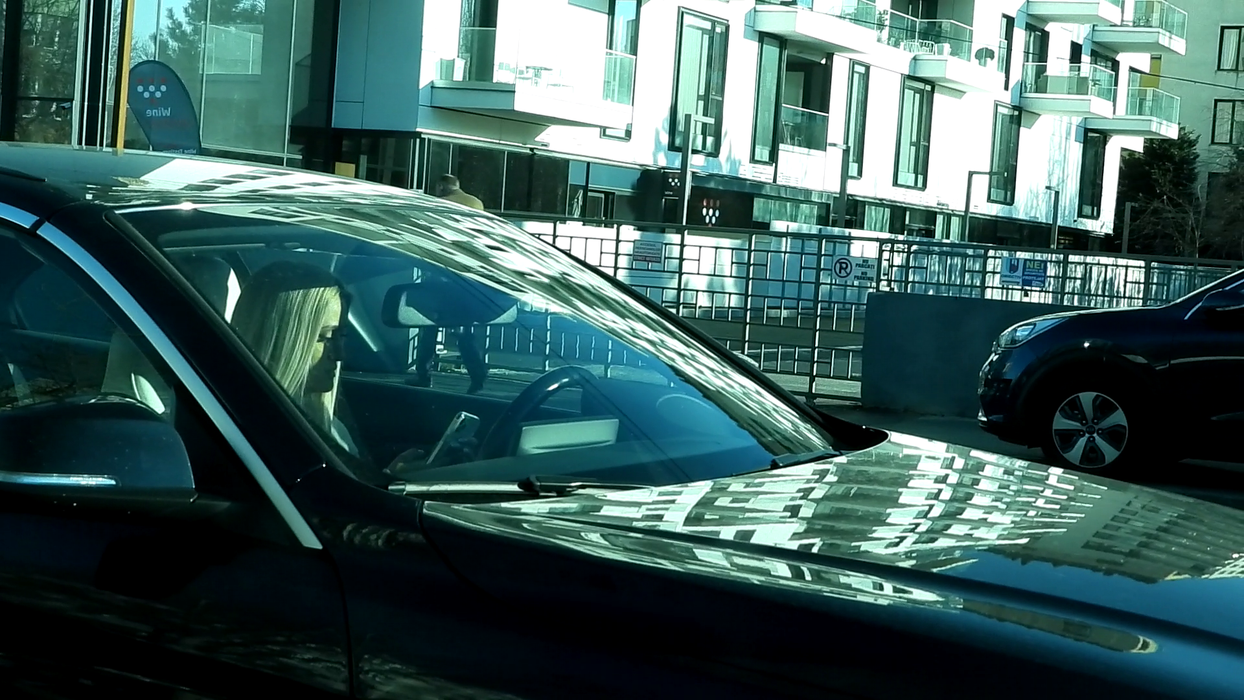 Iuliana Pepene își face selfie în trafic