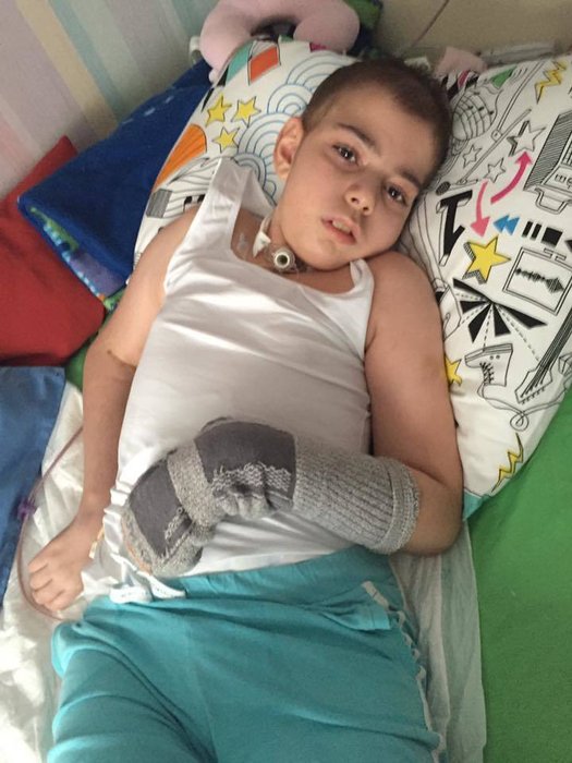 Denis luptă cu cancerul şi speră să-şi revină total