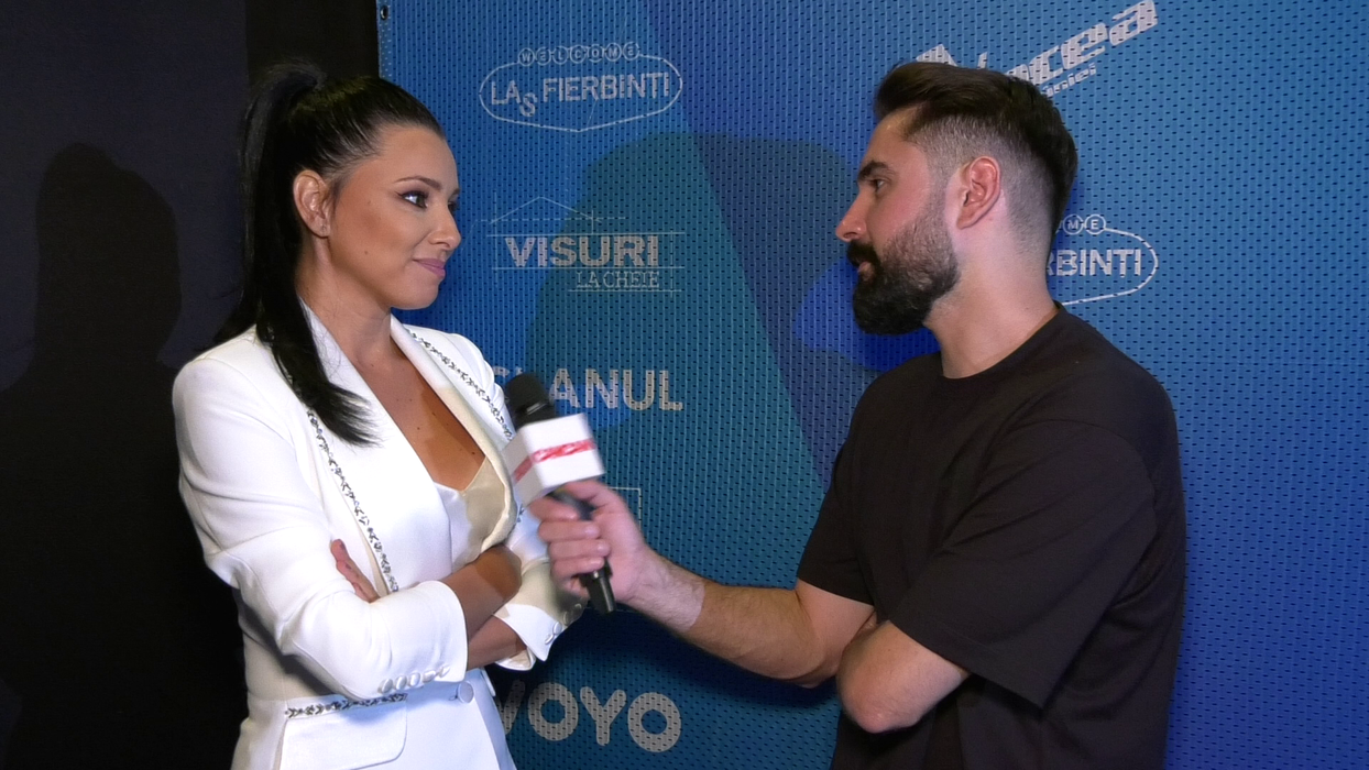Corina Caragea: "Nu îmi place să fac ce face toată lumea, acum mi se pare că e o avalanșă de podcasturi, sunt foarte multe. Pe unele dintre ele le urmăresc regulat, deci sunt fan. Așa că nu, nu aș vrea să intru și eu în hora asta, nu că nu mi-ar plăcea, dar parcă sunt prea multe. Și cred că e bine să fii acolo de la început!" (Foto: captură video)