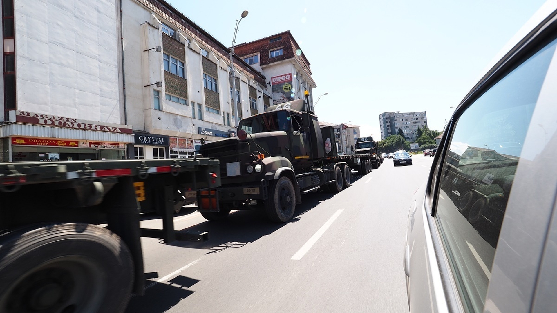 Un camion al NATO a fost implicat într-un accident rutier. S-a răsturnat într-un sens giratoriu din Sibiu
