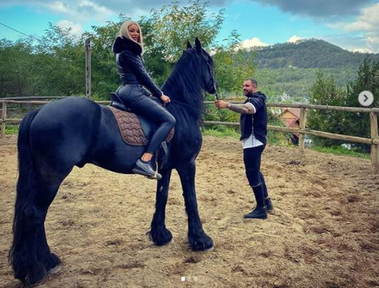 Bianca Drăgușanu, luată pe sus de Alex Bodi în timp ce își promova o ținută sexy și provocatoare. Ce “i-a reproșat” iubitul bătăuș | VIDEO