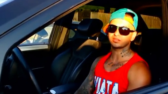 El e rapperul de la sate! Cum a ajuns un oltean sa imite cantaretii de afara?Clipul intra in top 5 cele mai penibile de pe Youtube