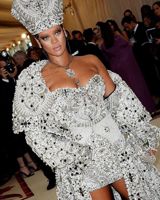 Veste tristă pentru Rihanna! Casa artistei a fost jefuită, iar hoțul și-a petrecut toată noaptea acolo