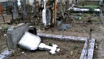 Copil de 9 ani în stare gravă, după ce a fost strivit de o cruce într-un cimitir din Cluj