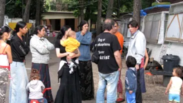 O tabara cu 150 de romi din Romania, evacuata luni dimineata de langa Paris