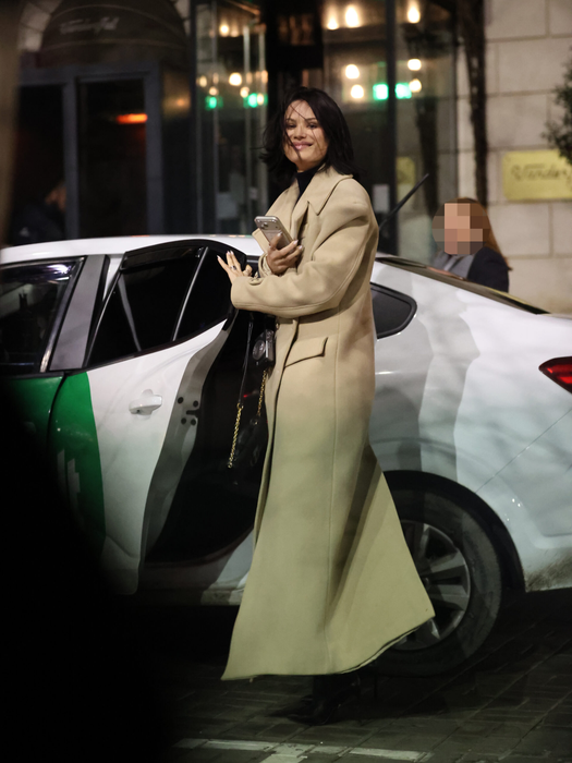 Daca nu îi plac fotografiile pe care și le-a făcut ea, poate îi plac ale noastre