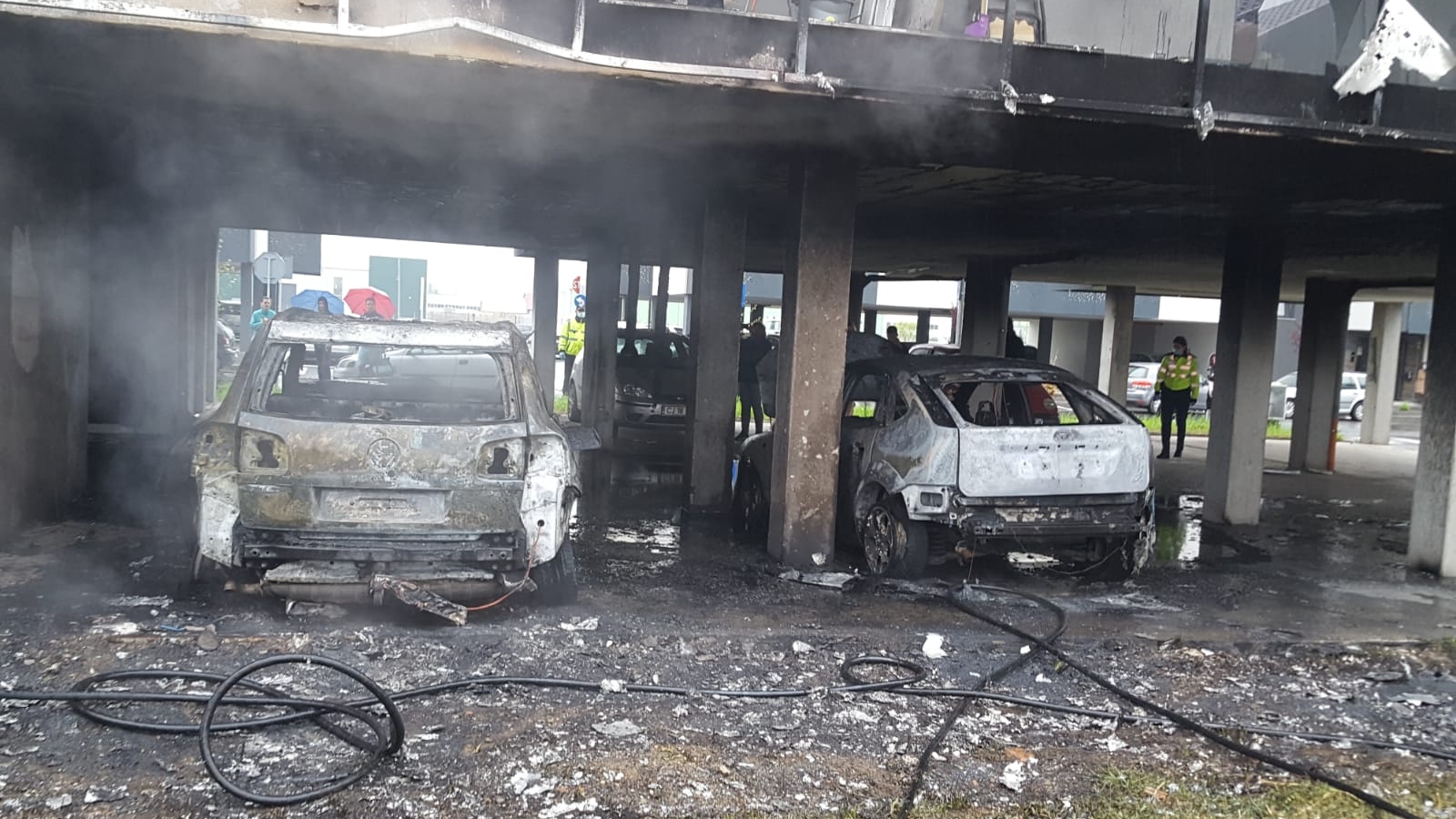 Panică la Cluj, din cauza unui incendiu violent. Două masini au ars în totalitate, iar oameni au fost evacuați din apartamente