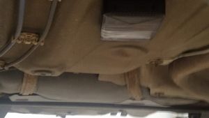 Dispozitiv de urmărire, găsit sub maşina unui bărbat din Vâlcea. Ar fi fost montat de o femeie care îl hărţuia - VIDEO