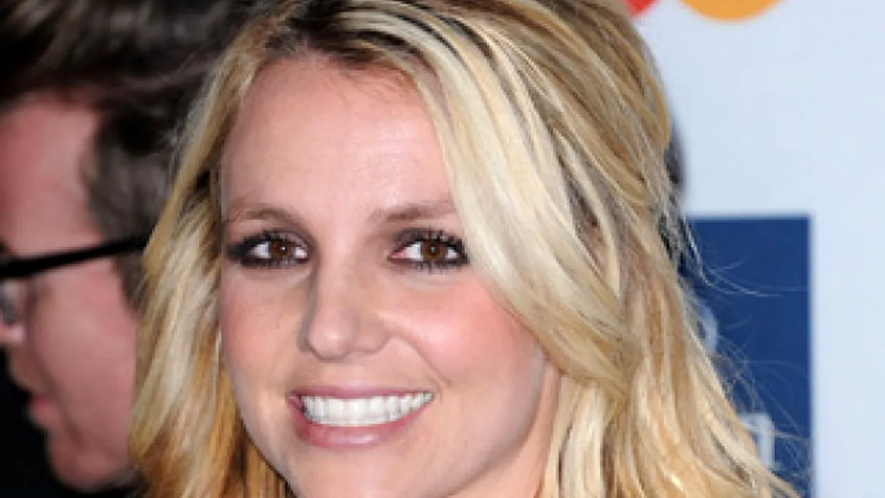 Britney Spears a ieşit din rândul blondelor! S-a făcut şatenă, iar noua culoare o prinde de minune. Tu ce crezi? Îi stă bine?