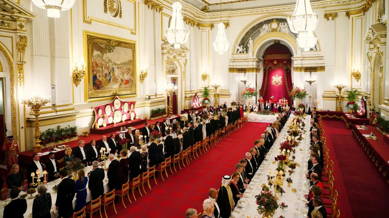 Angajații Palatului Buckingham, scandal monstru la o petrecere cu tematică de Crăciun. Poliția a intervenit de urgență!