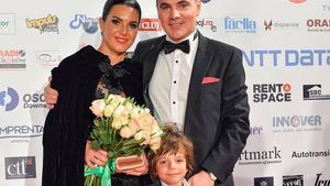 Soţia lui Rareş Bogdan şi-a prezentat la Balul Operei rochia din flori unicat absolut! Creaţia a atras toate privirile