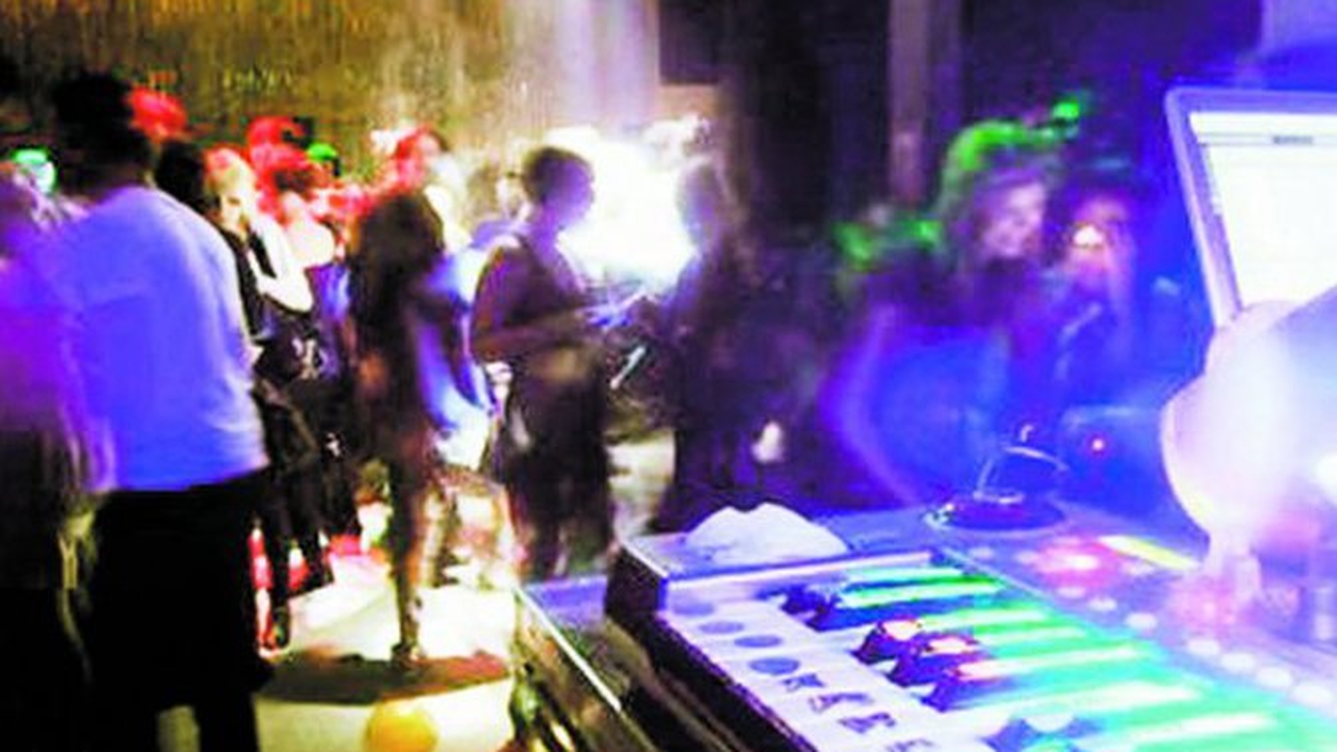 Sex pe unde si cu cine apuci intr-un club din Berlin