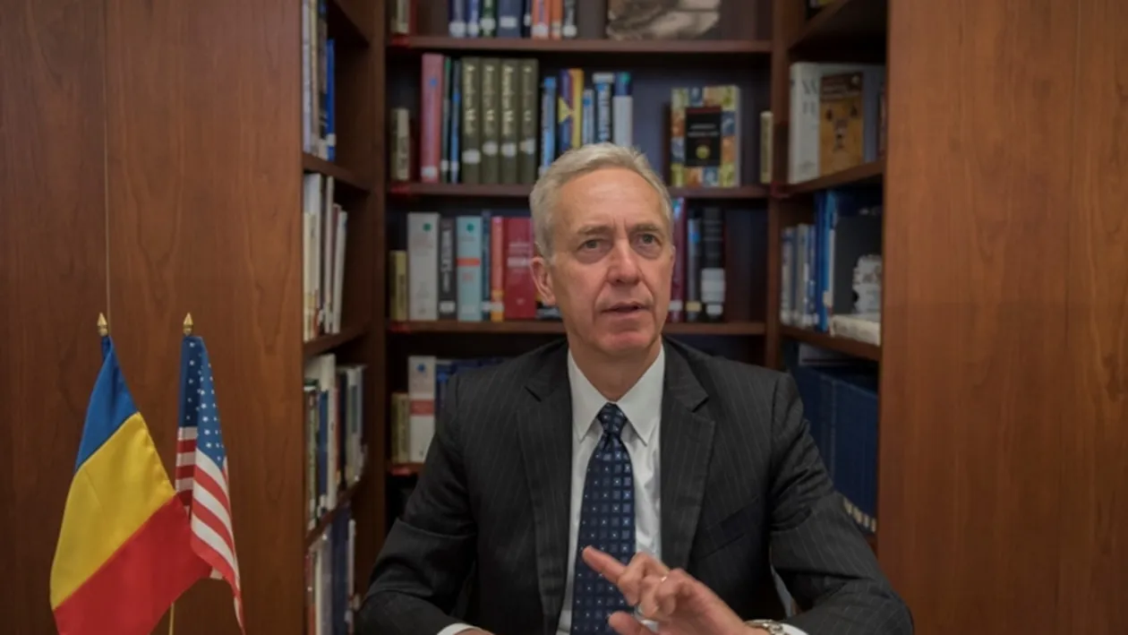 L-am fotografiat pe Ambasadorul Americii la cofetărie cu o armată de agenţi de pază după el! Operaţiunea secretă ”Cozonacul”