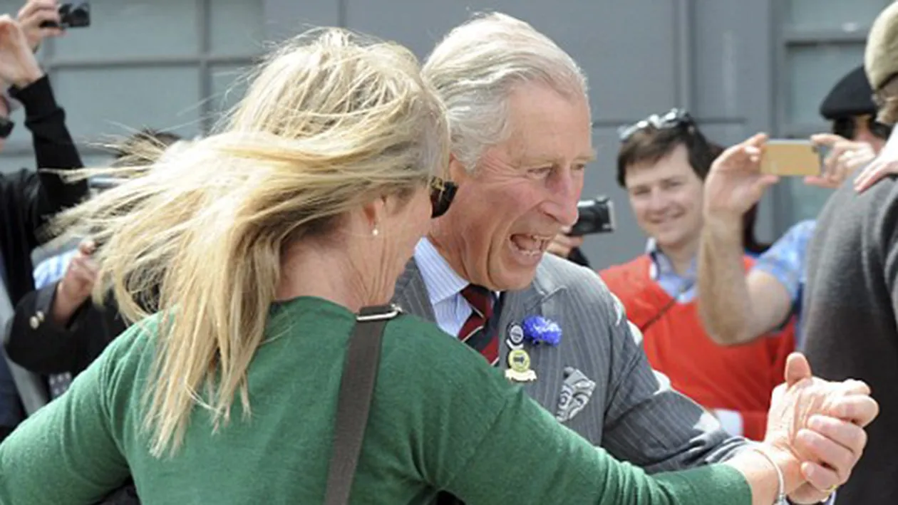 Prinţul Charles, aşa cum nu l-ai mai văzut până acum - dansează în plină stradă, mai ceva ca la nunţile regale!