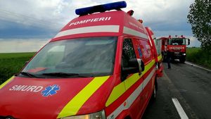 Accident îngrozitor în Arad! Trei persoane au ajuns la spital. Imagini de la fața locului. FOTO