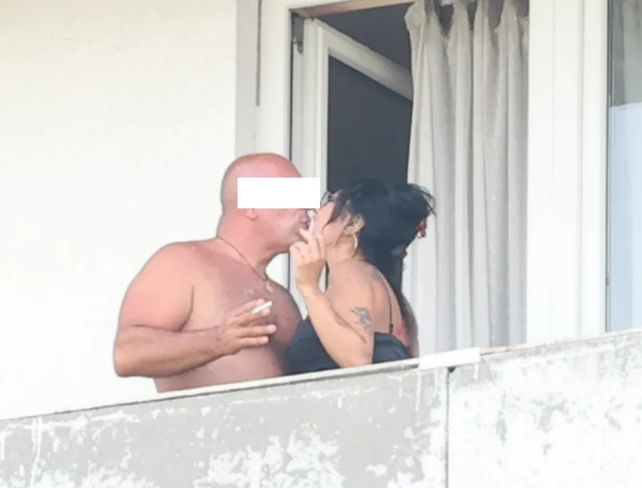 Milionarul și Ioana Popescu se sărută pe balcon (Foto: CANCAN.RO)