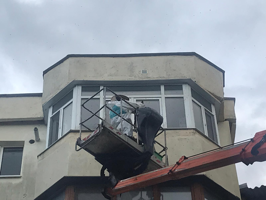 Pompierii din Bacău, solicitați la o intervenție “dulce”! Localnicii s-au oprit pe stradă ca să vadă operațiunea