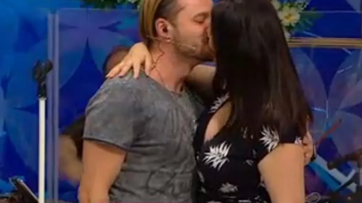 Gabriela Cristea, sedusă în direct de Tavi Clonda. Cu burta la gură, s-a mişcat natural în ritm de dans