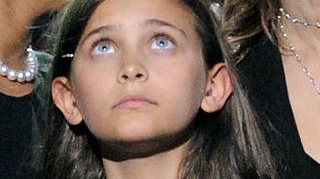 De la o fetita timida, la o domnisoara in toata regula! Vezi ce femeie adevarata a devenit fiica lui Michael Jackson!