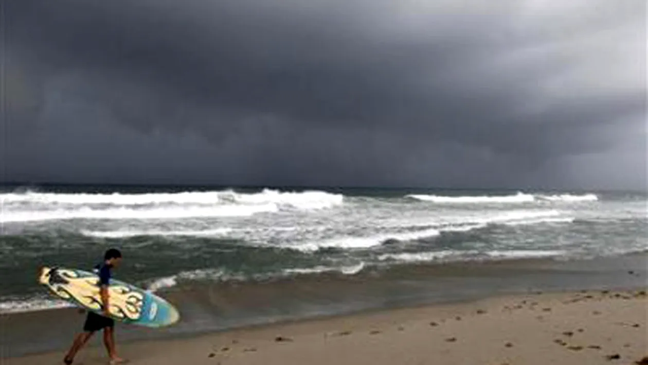 Panica si zeci de mii de evacuati in SUA din cauza uraganului Irene