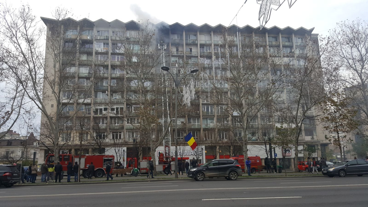Incendiu puternic într-un bloc din Capitală! 50 de persoane au fost evacuate