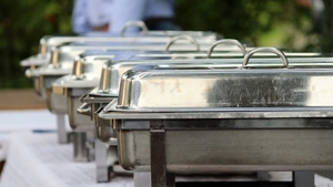 "Împinge tava" cu prețuri de "fine-dining". Ce a cumpărat o româncă de 100 lei, intr-o autoservire din Eforie Nord