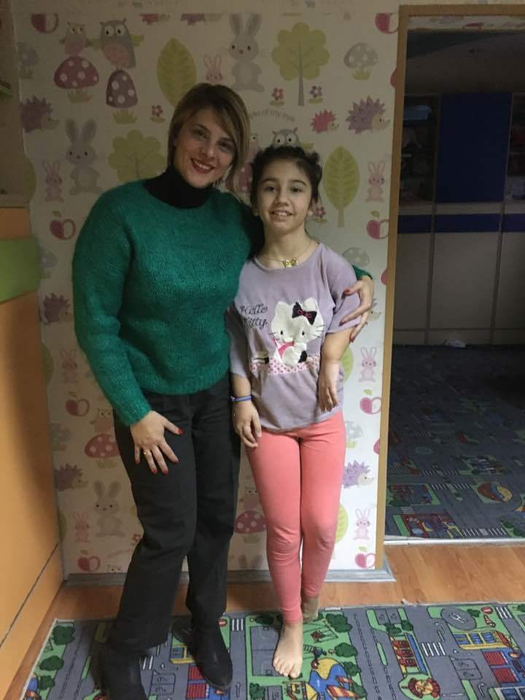 Kassandra alături de o apropiată a familiei Rotariu