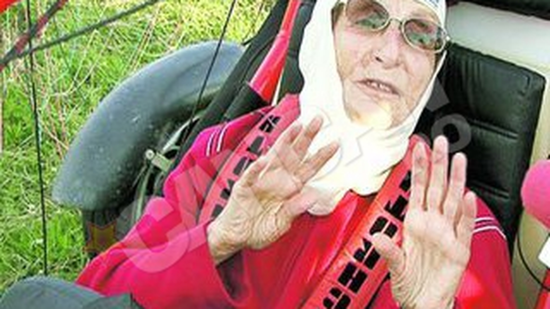 "Oma" are 90 de ani si s-a dat cu parapanta de ziua ei: "E splendid sa zbori!"