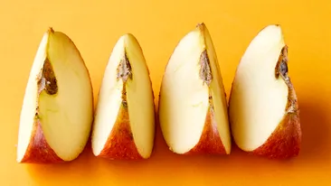 Cele 12 alimente otrăvitoare pentru organism. Ce se întâmplă dacă, din greșeală, ai mâncat mărul cu tot cu sâmburi