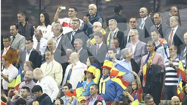 Cand toti ochii erau spre gazon, vedetele isi faceau de cap in tribune la Romania Turcia!Cum s-au facut de ras Vancea si Anda Adam