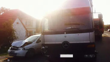 Accident teribil! Un mort si opt raniti, intre care trei copii, dupa ce un autocamion si o masina s-au ciocnit pe DN14