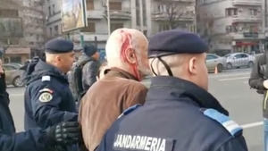 Violențe în Piața Universității. Gelu Voican Voiculescu, bătut până la sânge de un revoluționar