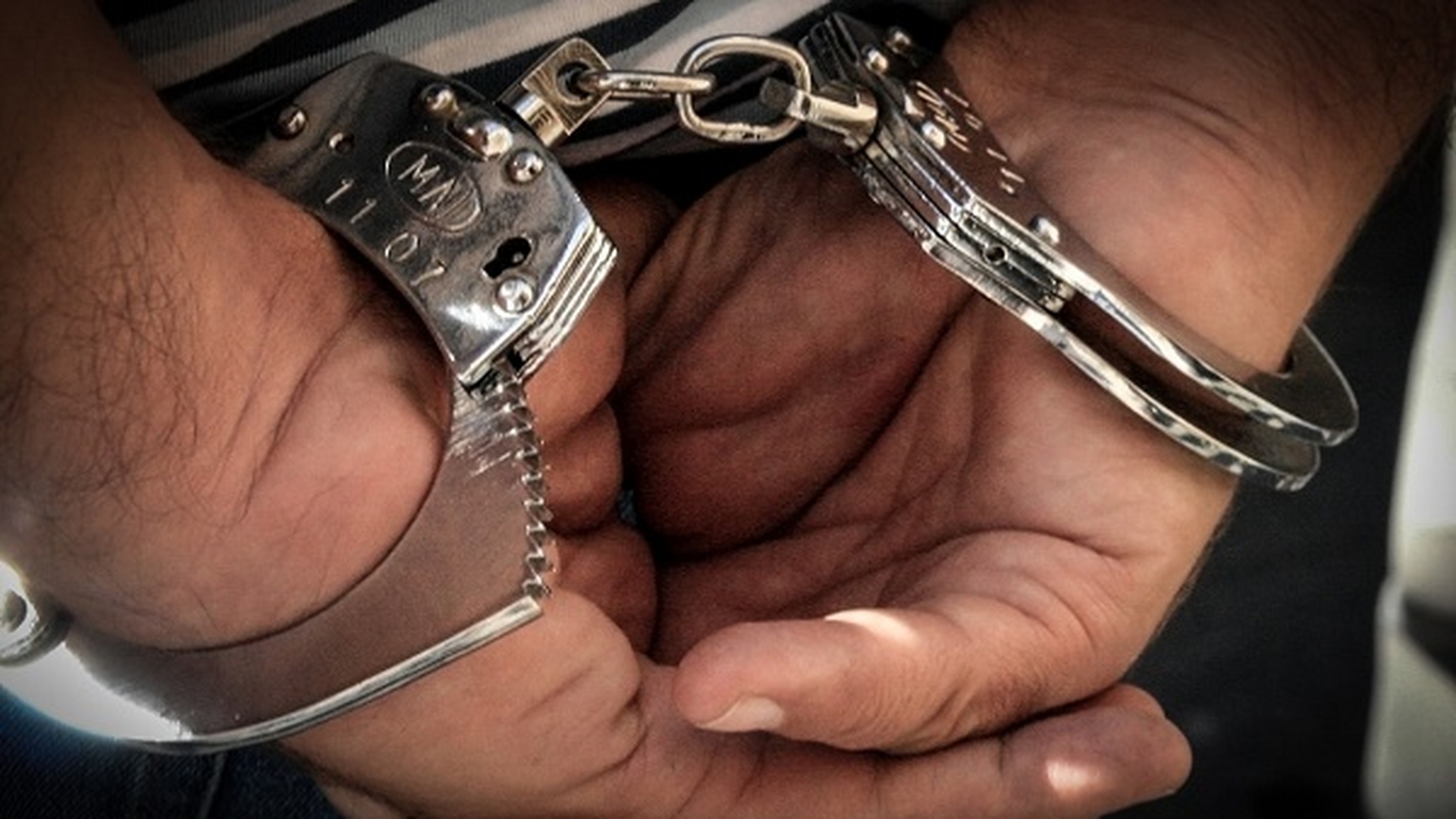 Polițist băcăuan, condamnat la 7 ani și opt luni de închisoare pentru că lua șpăgi de mii de euro și bătea suspecții