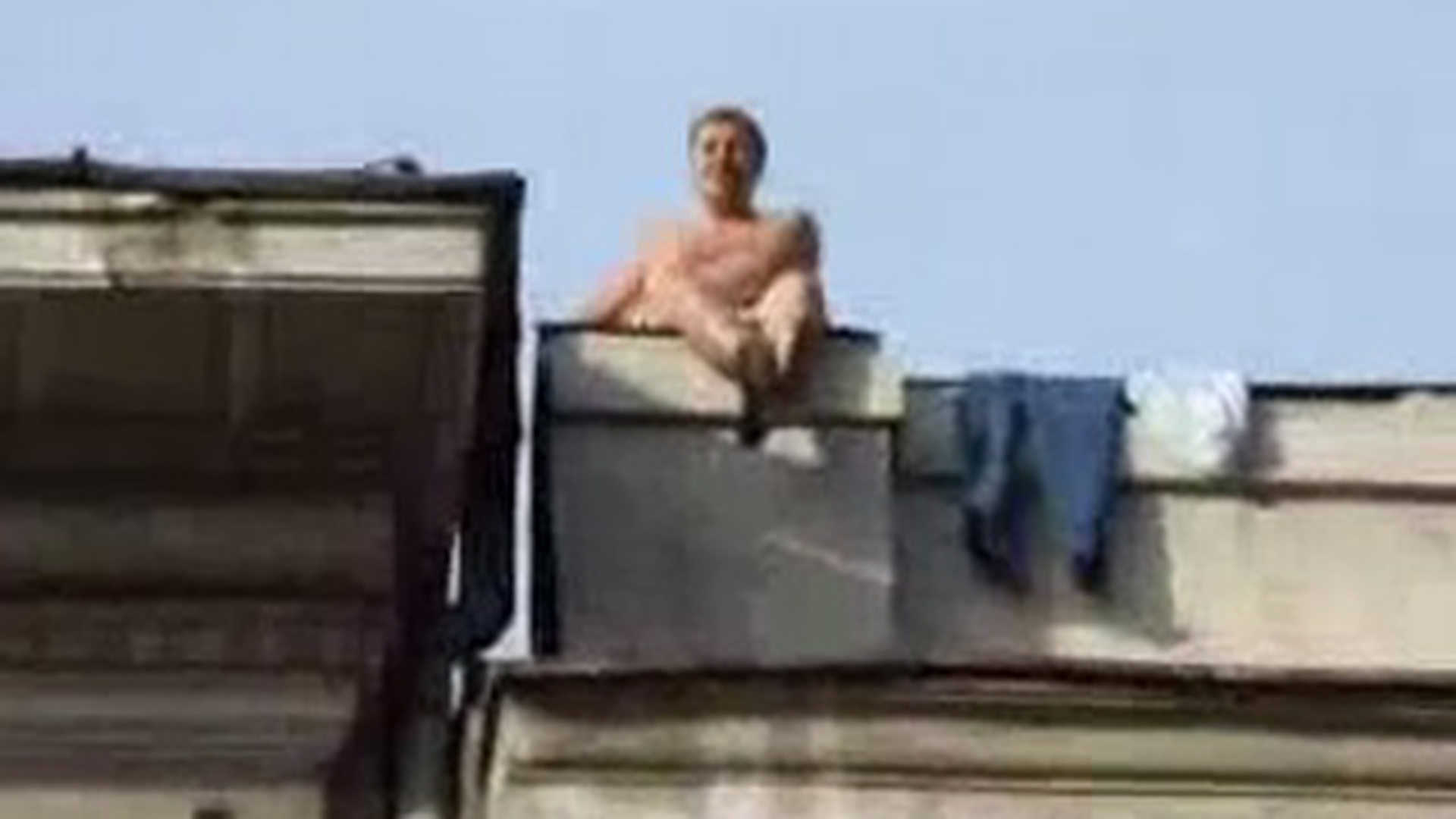 Cel mai tare "negociator" din lume! Uite cum convinge un smecher de Bucuresti un sinucigas SA SE ARUNCE de pe cladire