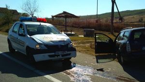 Polițiștii olteni care au oprit un șofer de 16 ani beat, puși să repare Loganul avariat la intervenție