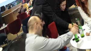 Repercusiuni in familie dupa ce a agresat o stewardeza! Cum a fost filmat Razvan, dupa ce sotia a aflat din presa ce a facut!