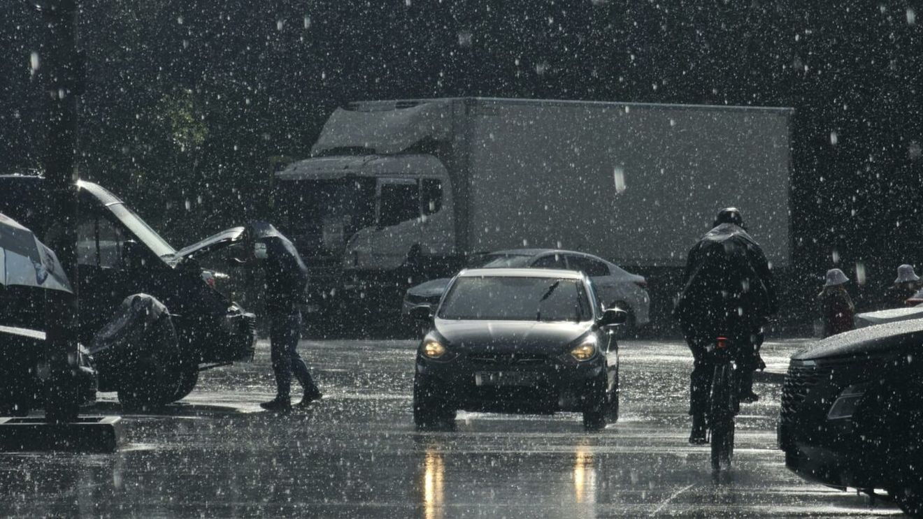 Descărcările electrice pun stăpânire pe România! Avertisment ANM: cod galben de ploi în aceste zone