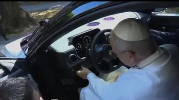Imagini virale cu Papa Leon testând noul Ferrari. Cum a reacționat când a văzut bolidul