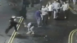 VIDEO: S-a aplecat să-şi lege şireturile. Ce a urmat e INCREDIBIL!