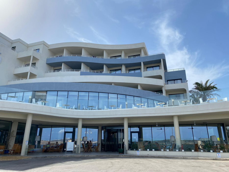 Așa arată un concediu de 8.200 lei în Malta! Ce au primit să mănânce doi turiști români în restaurantul unui hotel de 4 stele din Mellieha