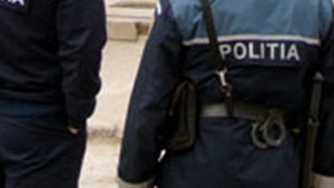 Un barbat, acuzat ca si-ar fi violat copiii de 14 si 17 ani, este cautat de politistii din Iasi