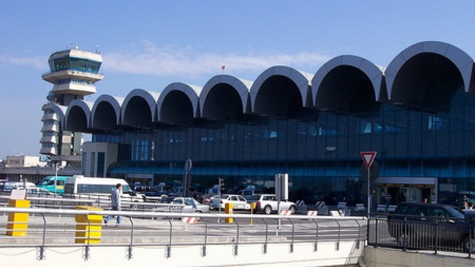 Incident pe Aeroportul Henry Coandă. Avionul a lovit...