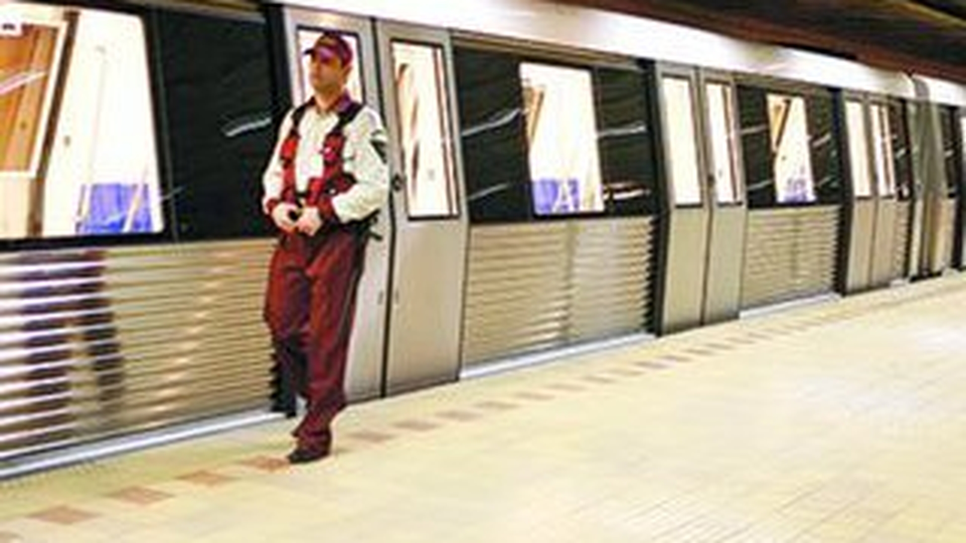 O tanara s-a sinucis aruncandu-se in fata metroului, la Universitate!
