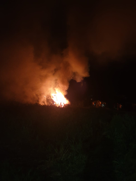 Depozit de furaje, incendiat în Teleorman. Focul risca să se extindă la locuințele din apropiere