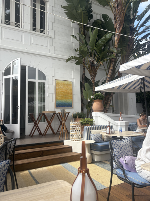 Check in | Experiența mea la Louis Vuitton Café din Saint-Tropez. Cât costă o cafea și o prăjitură în unul dintre cele mai exclusiviste locuri de pe Coasta de Azur