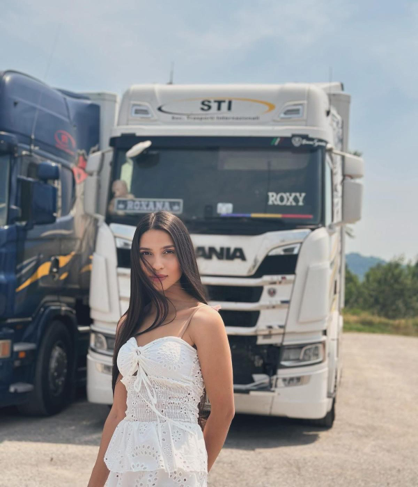 Roxana are deja o experiență de șase ani ca șoferiță de TIR foto: arhivă personală