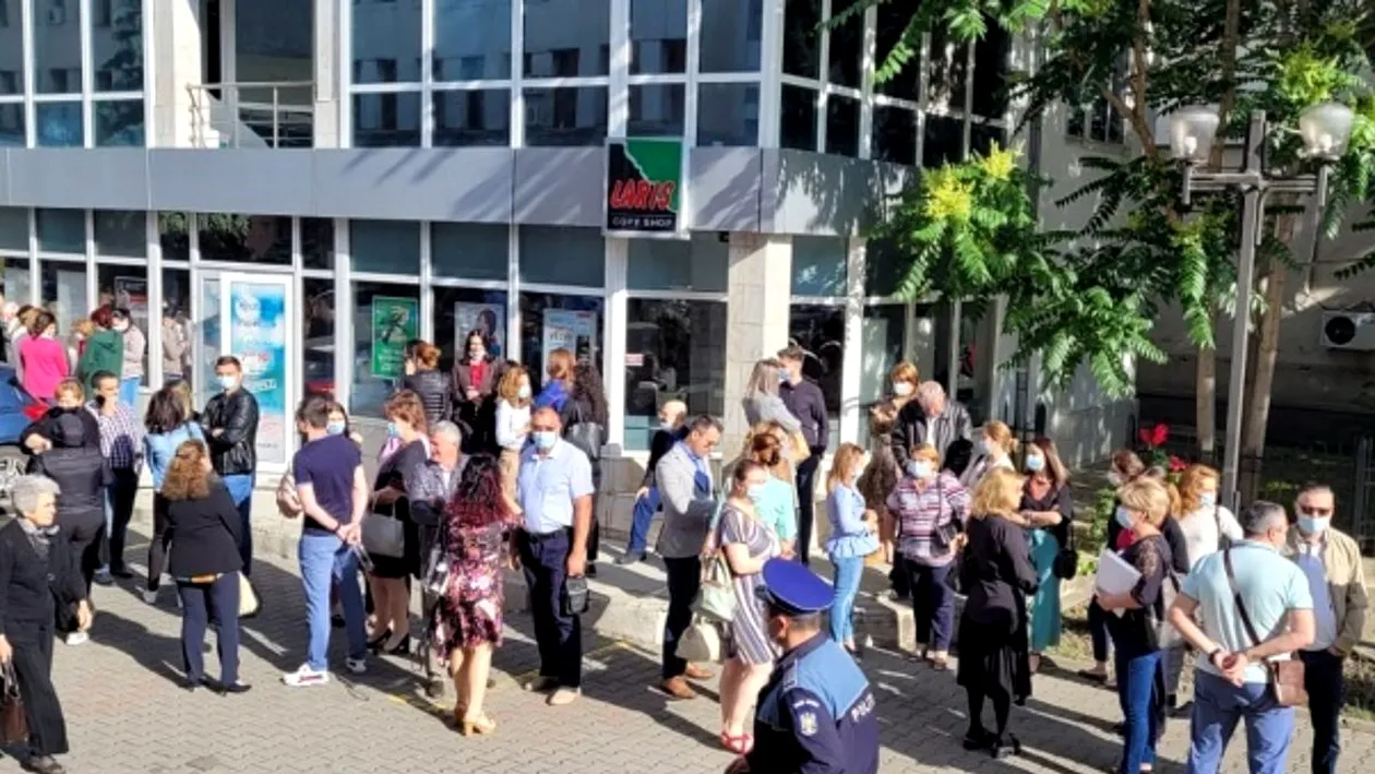 Protest la primăria din Focșani! Oamenii acuză că nu și-au primit salariile