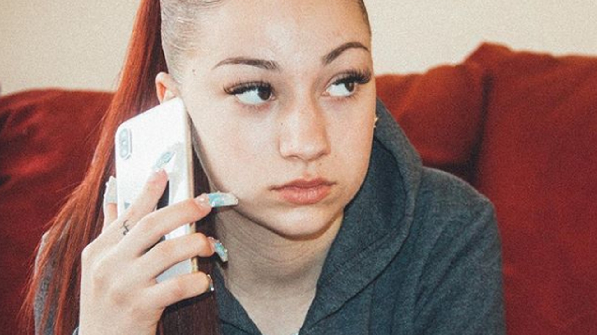O puștoaică de 15 ani a cheltuit un milion de lire sterline pe gene și unghii false